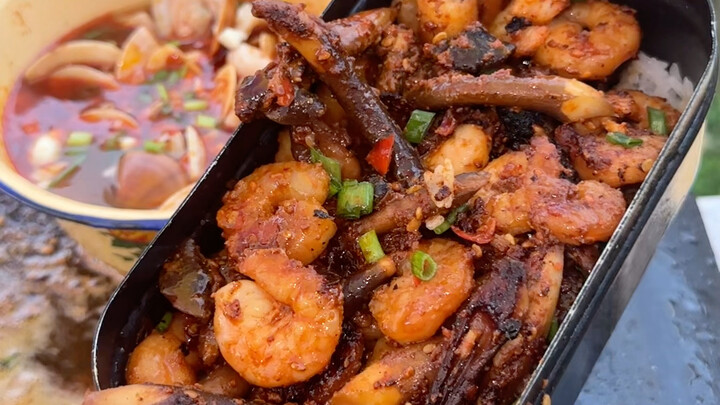 Begitu musik mulai, Paman Ba muncul