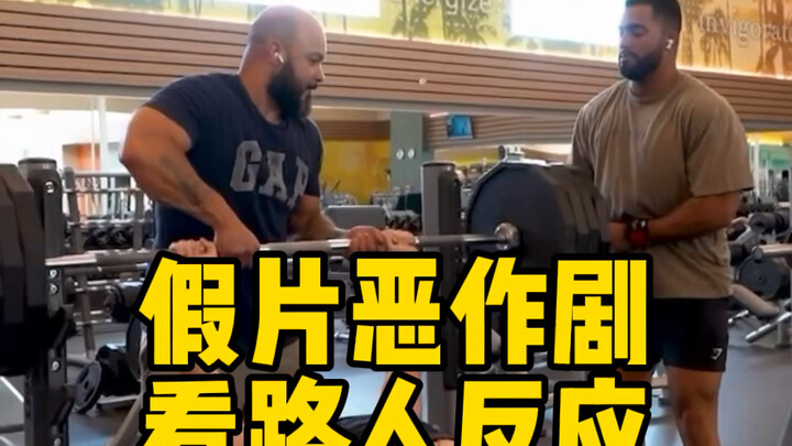 مقاطع مزيفة لإيقاع المارة في المقالب ومراقبة ردود أفعالهم