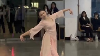 Tarian klasik "How to Sigh" versi latihan dalam ruangan - bunga pemalu dapat berbicara, giok lembut 