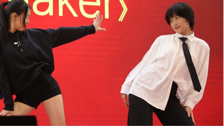 Mo? A high school girl danced to Trouble Maker and the audience was excited