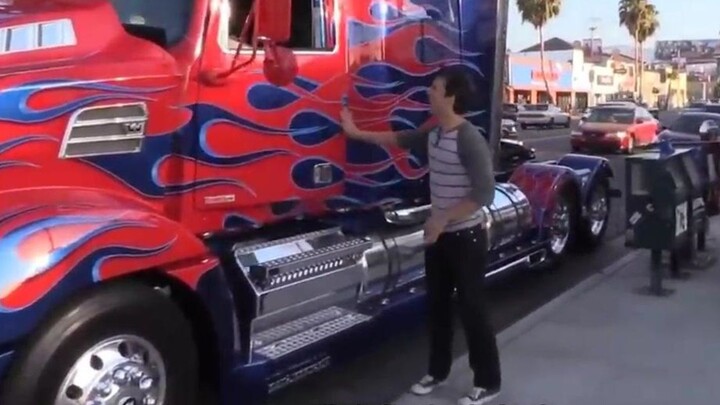 Hilarious street prank abroad: A guy called Optimus Prime on Didi and got 1000% of people turning th