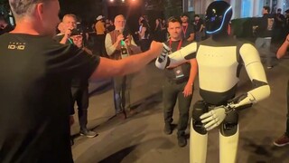 Di lokasi Tesla WE ROBOT, Optimus melakukan berbagai aksi keren.