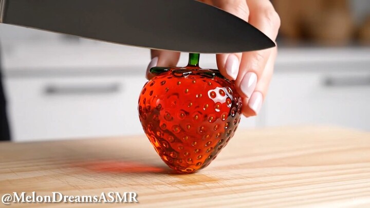 【AI ASMR】Glass strawberry cutting｜satisfying cracking sounds