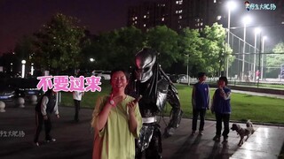 【街头整蛊挑战03】当路人在街上看到铁血战士之后……