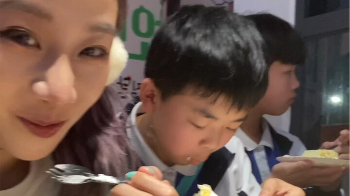 这也算是，，，宴请了小时候的自己了吧，，，