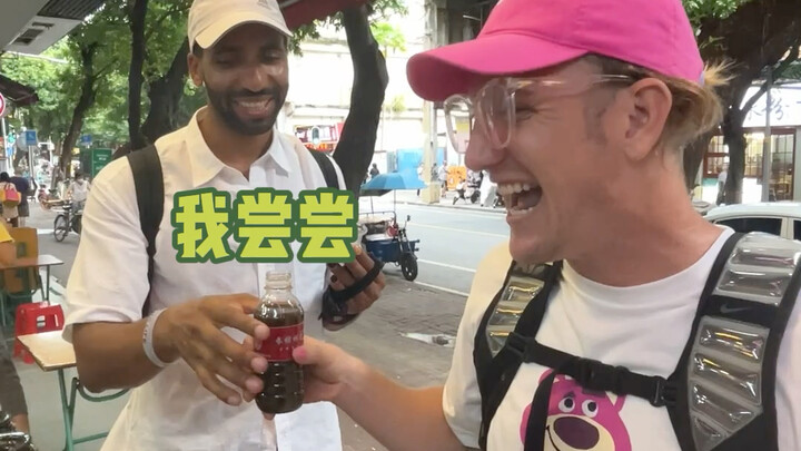 Orang asing pertama kali minum teh dingin: “Lebih pahit daripada kopi?”