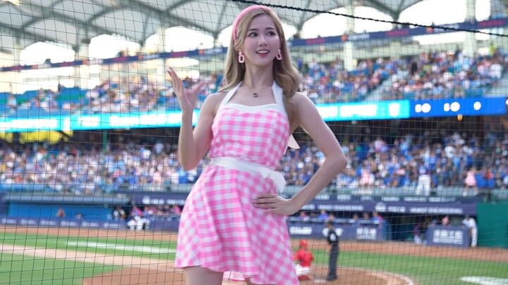 The Taiwanese cheerleaders are here again—cute and sexy Taiwanese beauties dancing in a cheer squad!