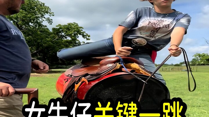 The girl sitting in the iron bucket isn’t just playing around—it’s actually for training!