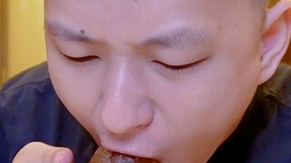 Are the ice cubes of ice experts really delicious? The guy ate several kilograms of ice and felt a b