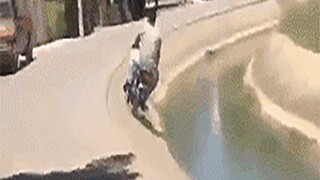 【Funny】It's here! A real drainage ditch taking a turn!