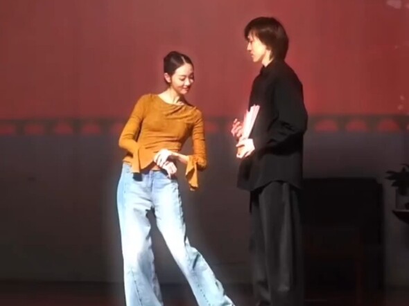 Kipas di atas panggung seolah-olah memiliki nyawa sendiri. #OperaTariChuiHongBieYiTangYin[Topik]# #T