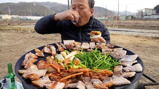 아삭한 미나리와 김치 넣은 솥뚜껑 삼겹살에 혼술 한 잔!! (Samgyeopsal with Minari, Kimchi) 요리&먹방!! - Mukbang eating show