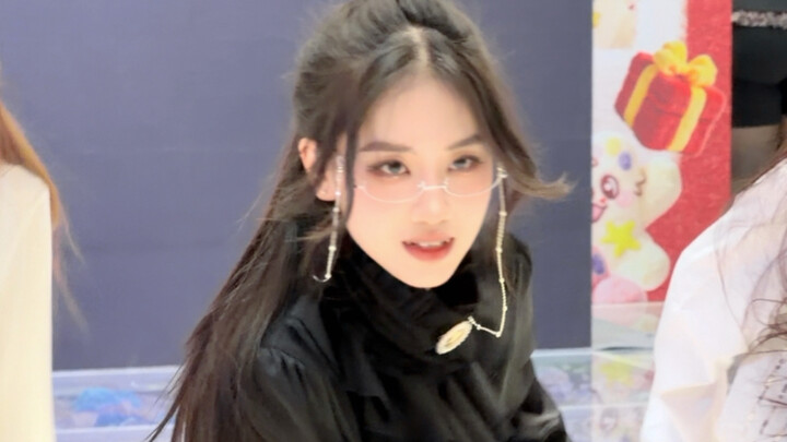 [doit] Just 3 seconds—click in and let me win you over | The Gentlemanly Rascal with Half-Frame Glas