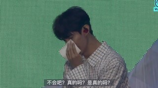 القط الجميل الذي ظن أنه أبكى دي كاي، فهرب مذعورًا من أمام الناس نحو دي كاي.