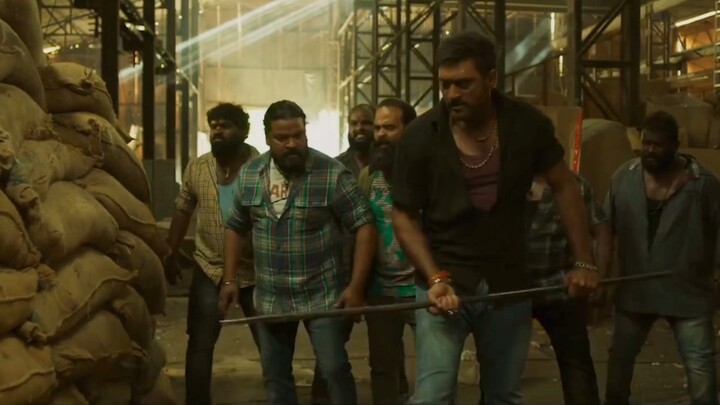 Để thoát khỏi cuộc truy sát, người phụ nữ đã dùng tay không tóm lấy những chiếc gai nhọn!