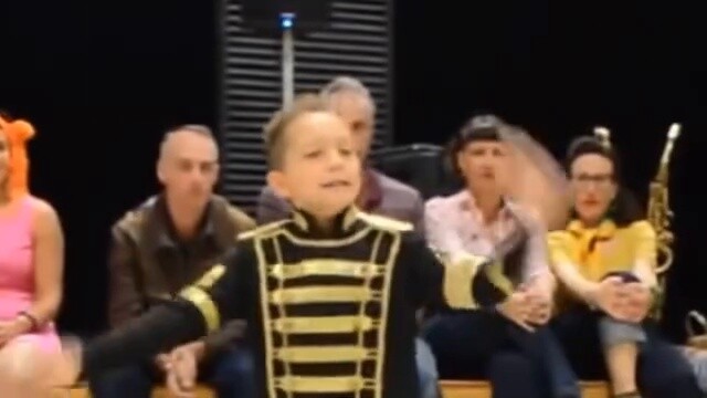 سقف رقص الأطفال بعمر 8 سنوات، مزيج رقصات كلاسيكية من أغاني مايكل جاكسون