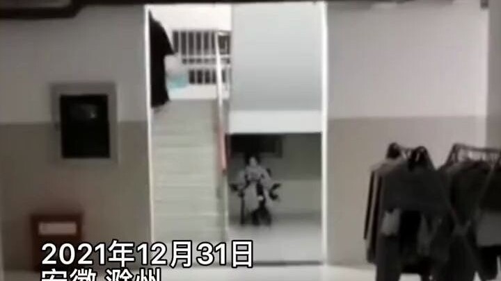 Wanita ini ketakutan sampai kakinya lemas tak berani bergerak saat pulang dan menemukan pemandangan 