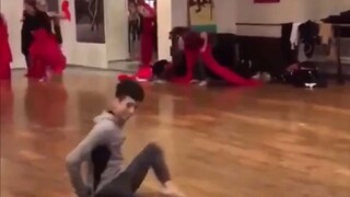 الراقص الأجنبي لي شيانغ يستعرض مهاراته أمام الجمهور ويحقق المجد لبلاده