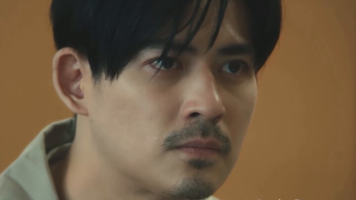 Pria yang lebih muda adalah anjing yang bersemangat dan setia, dan pria yang lebih tua adalah pengac