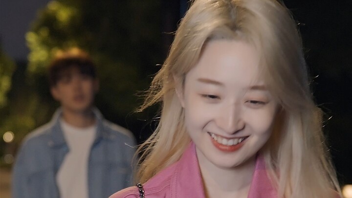 Anh sẽ chẳng bao giờ biết rằng trước khi anh yêu em, em đã yêu anh suốt cả tuổi thanh xuân.