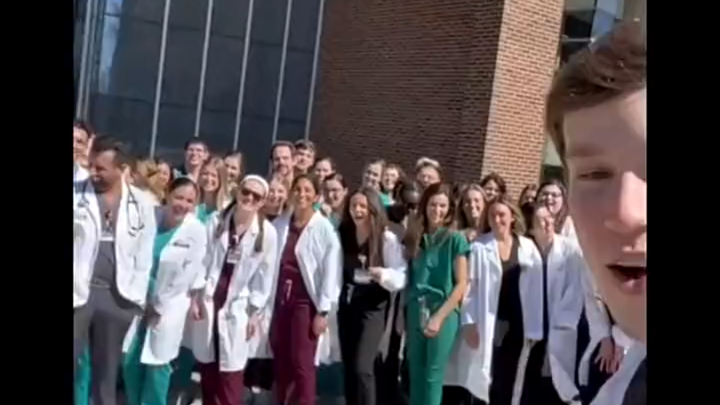 تفاحة يوميا تغنيك عن زيارة الطبيب