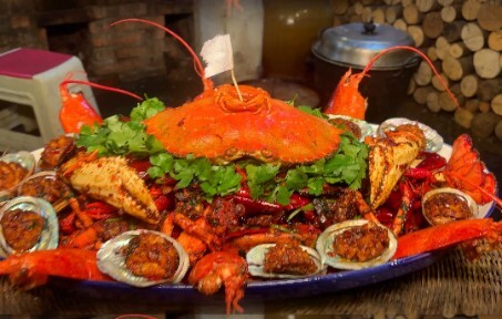 Hujan turun, lauk melimpah, tak ada lagi yang perlu dirisaukan; hari ini udang dan kepiting semua ku