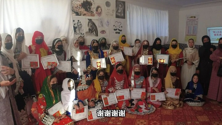 أخيرًا سمحت طالبان بتصوير النساء، وحُسمت نتيجة نهائي الخياطة، ولم يكن أحد يتوقع أبدًا أن تكون البطلة