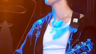 لقد أصبح أخوك المشاغب نجمًا كبيرًا يلفت انتباه الجميع ~
