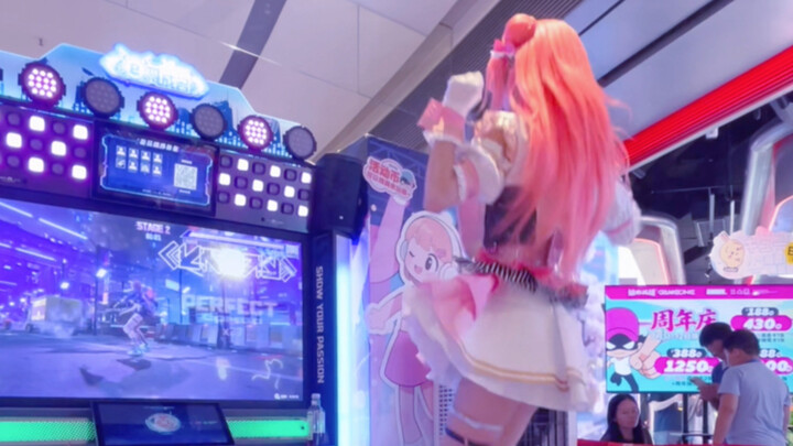 Momoi Airi menari sambil minum soda payung — (terus-menerus meleset꒦ິ^꒦ິ
