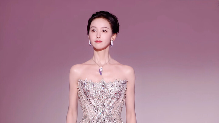 Is this how the female lead who broke 30,000 views makes her entrance? If so, I have to say it: Chen