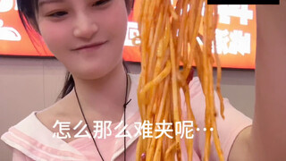 【Tiểu Thi Nại Hùng】Ăn mười hai bát mì trong 25 phút?! Làm tôi khóc mất...