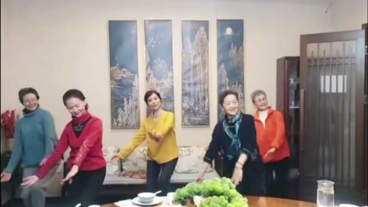 นี่แหละคือช่วงวัยอันงดงามอย่างแท้จริง! กองทัพภาคปักกิ่งฟื้นฟูท่าเต้นที่ฝึกซ้อมเมื่อ 60 ปีก่อน!