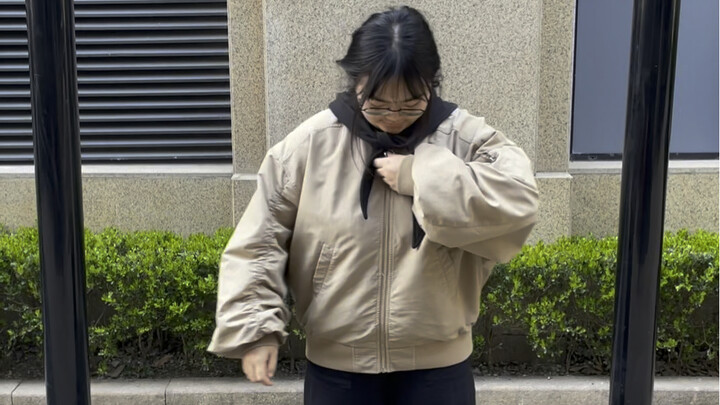 هل أنت هنا؟ انظر إلى عضلات الظهر [إيموجي كلب]