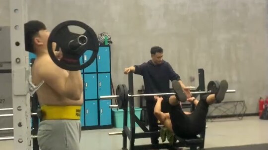 Anh chàng đẩy tạ nằm: Đúng là quá nóng nảy