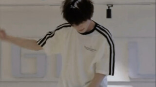 Sekilas: emm kurang tepat, sekilas lagi: iya, pas | Ziyu practice room dance cover dari biteme (vers