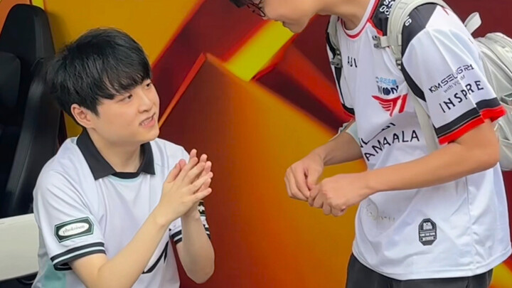 ข่าวดี: พี่สวี่เซียนลายเซ็นให้ผมแล้ว ข่าวดียิ่งกว่า: พี่สวี่อดหัวเราะไม่ได้