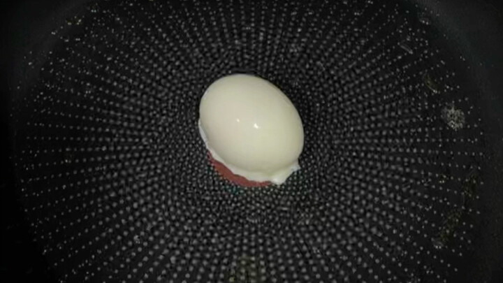 Trứng nửa chiên nửa luộc siêu linh hoạt!