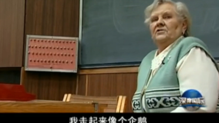 【بوتين】 ها ها، تعرض للسخرية من المعلم لأنه يمشي بهذه الطريقة