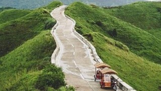 因为爱情的明媚，我们相约到洱海。也像海鸥飞越了千万里，只为兑现情缘这短暂相遇。不让此生再别离，让我牵着你的手，也许苍山洱海的传说里，也有像我们这样的爱情。