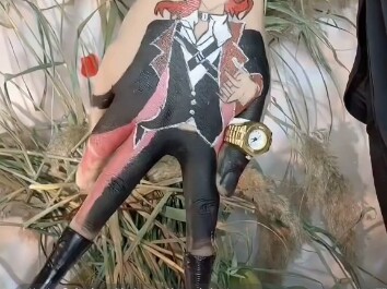 انقر لمشاهدة الرقص الحار للمسؤولين السود في هونغ كونغ