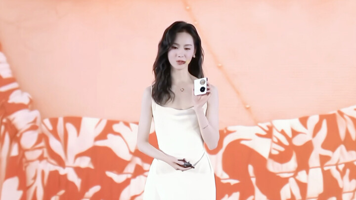 Người dẫn chương trình ra mắt sản phẩm mới dường như chính là người đã tạo ra sản phẩm. Cô ấy trông 