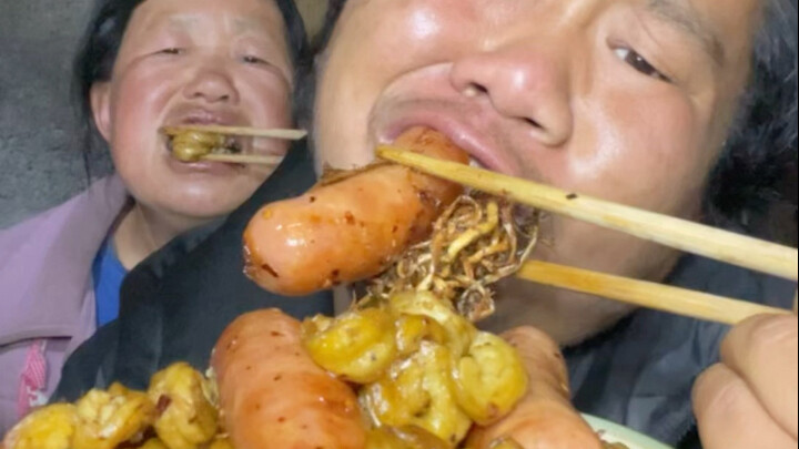 Xiangfu TV: My mom lives the good life—two big bags of gluten and a huge pack of sausages get tossed