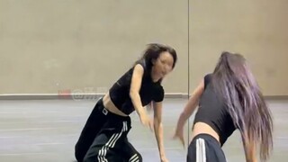 As soon as the choreography "Rain On Me" starts, Ku Ku dances to the iron jazz!