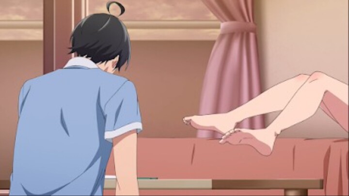 Pelayan pria ini di godain pakai kaki mulus🥵