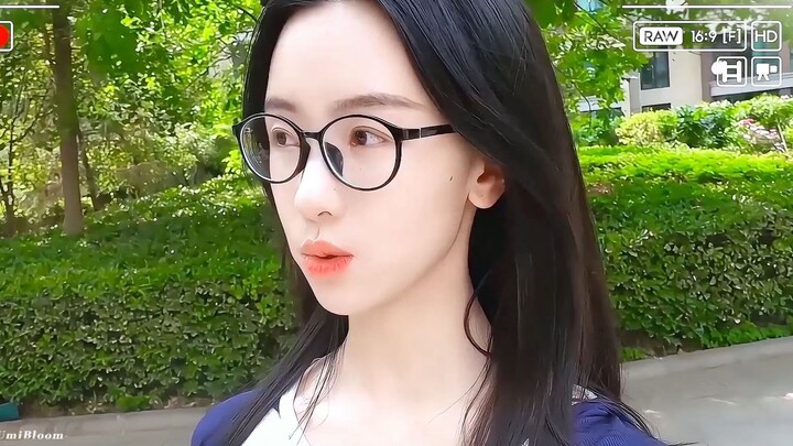 Who would have thought she could still look so gorgeous with such high‑power glasses, uncombed hair,