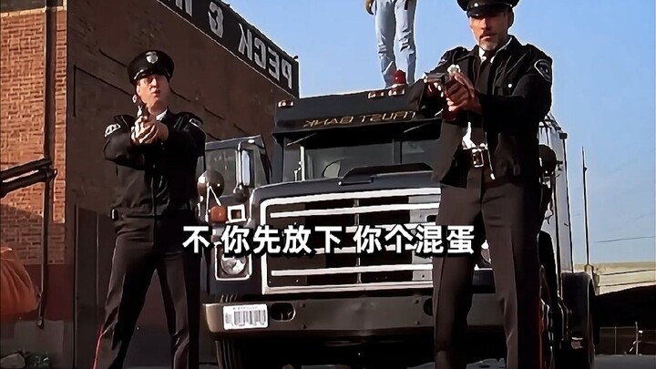 Các người đúng là một lũ côn đồ hạng bét.