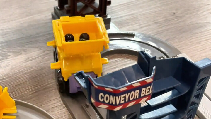 Ini bukan sembarang kereta rel biasa—ini adalah petualangan epik di mana satu kereta ini menopang se