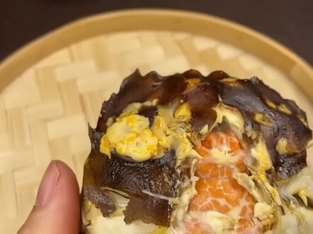 Who’s actually eating here? Immersive crab-unwrapping