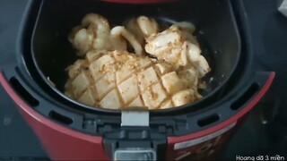 Nồi chiên không dầu , Mực nướng muối ớt . rất dễ và tiện lợi.