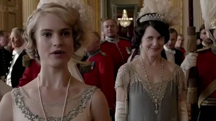 Downton Abbey: Downton Abbey Rose ได้รับเชิญให้ถ่ายรูปกับพระบาทสมเด็จพระเจ้าอยู่หัวในวัยผู้ใหญ่